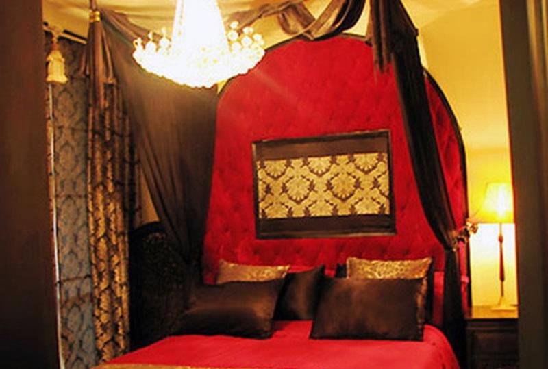 Nổi bật với hai gam màu đỏ và đen, căn biệt thự của Ngô Thanh Vân dễ tạo cảm giác ấm cúng, gần gũi cho khách ghé thăm. Đặc biệt, bạn sẽ bất ngờ khi biết cô chủ có sở thích trưng bày nhiều hình ảnh và tượng Phật khắp nơi trong nhà.

