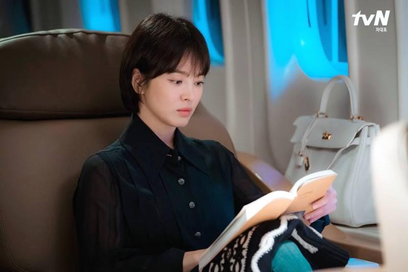 Tạo hình của Song Hye Kyo trong phim Encounter. Đây là dự án đánh dấu sự trở lại của cô sau thời gian kết hôn và nghỉ dài hơi. Trong phim lần này, cô đóng cặp cùng với tài tử trẻ Park Bo Gum.
