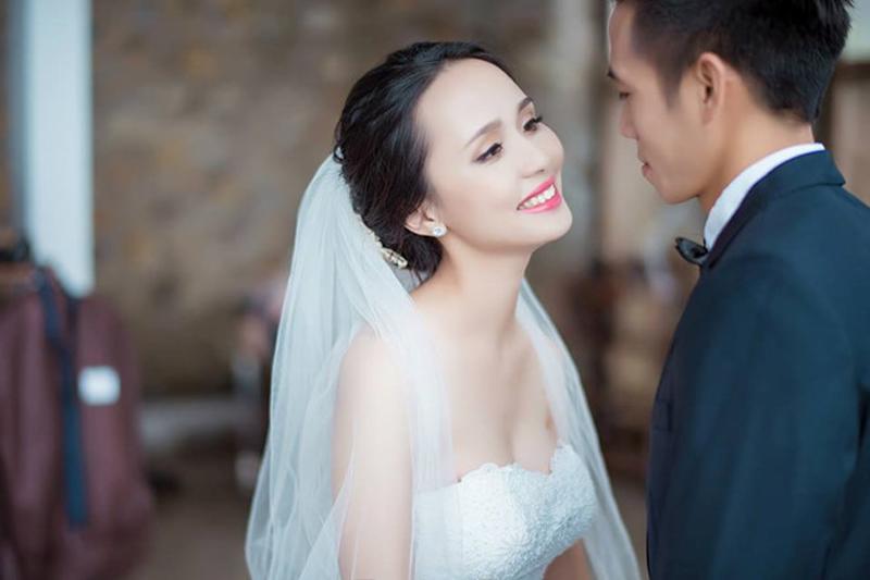 Huyền Mi - vợ của cầu thủ Văn Quyết là một trong 3 bà vợ xinh đẹp hơn Hoa hậu của các chàng trai "quần đùi áo số" đội tuyển Việt Nam.
