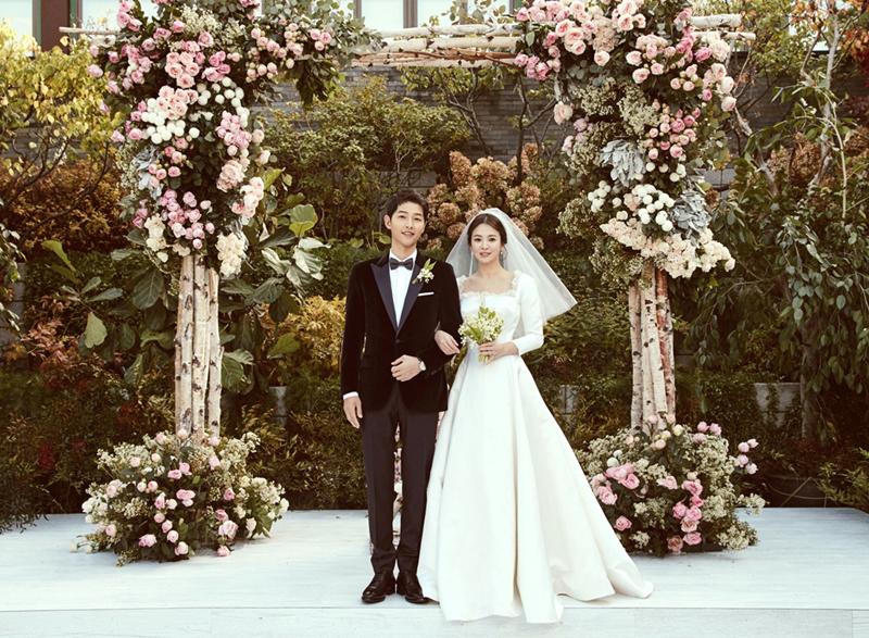 Đám cưới của Song - Song được cập nhật liên tục trên báo, trên diễn đàn, thậm chí một công ty truyền thông Trung Quốc còn tường thuật trực tiếp.
