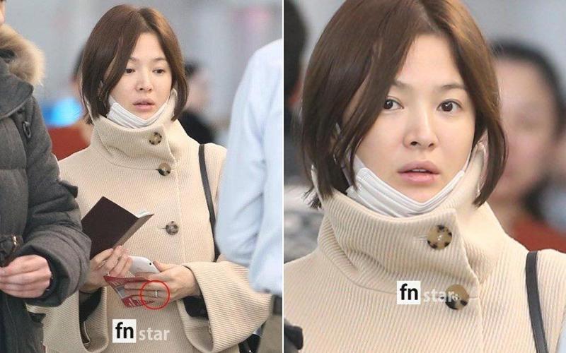 Song Hye Kyo vô tư để mặt mộc, mệt mỏi xuất hiện tại sân bay. Dù vậy, bà xã Song Joong Ki vẫn được khen da đẹp khi không trang điểm.
