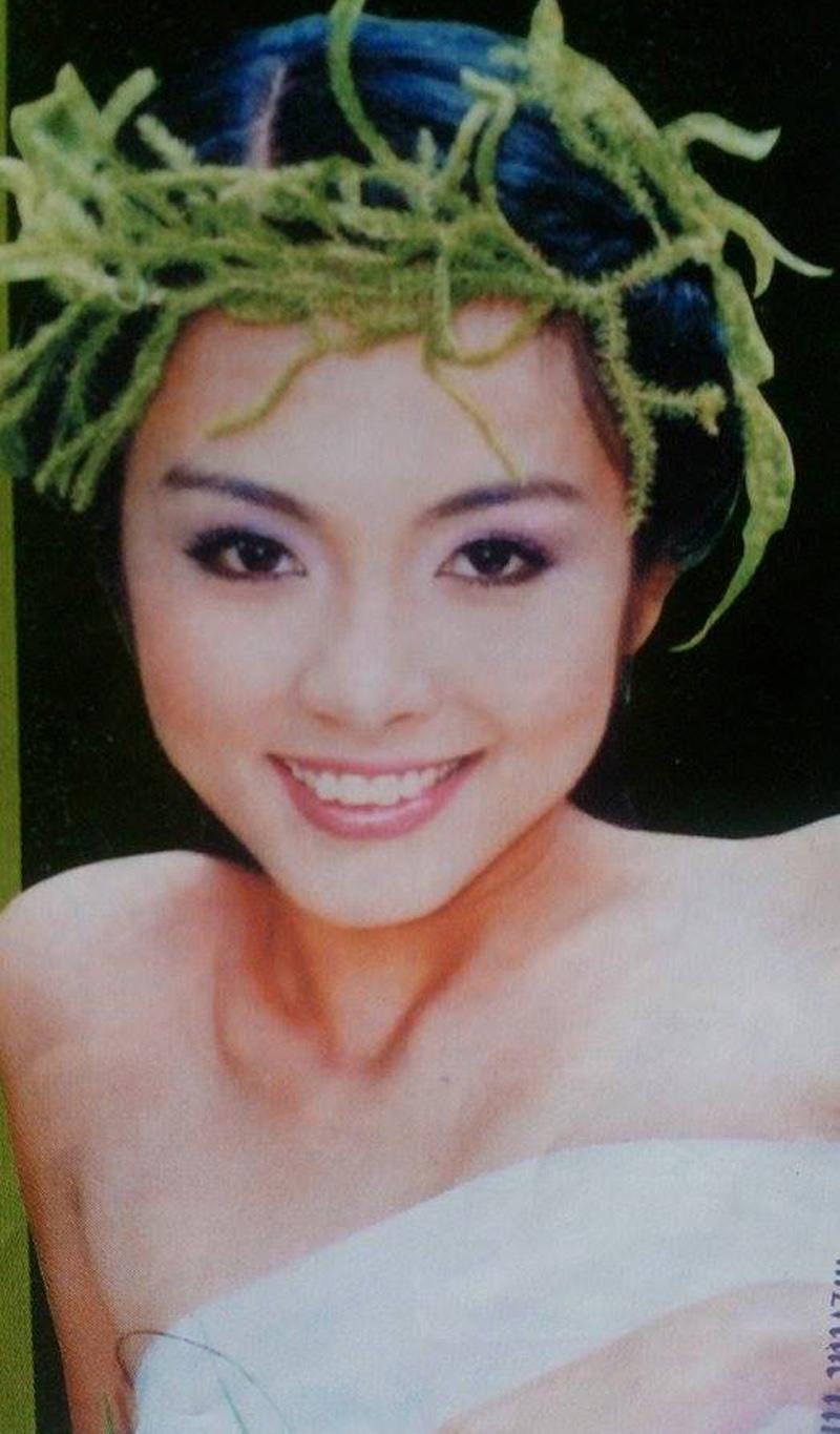 Bờ vai trần mềm mại của Tăng Thanh Hà khiến nhiều người bị mê hoặc. Cô cũng hóa "nàng tiên cá" đầy rong rêu, tảo biển trong một bức ảnh thời thiếu nữ.
