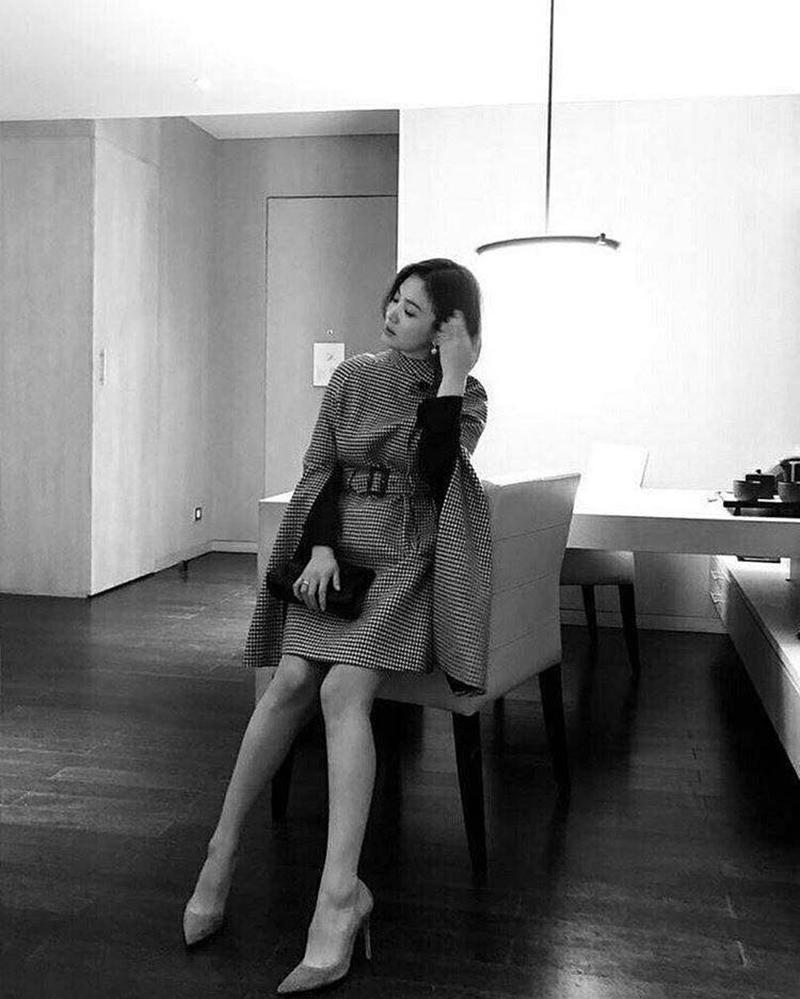 Song Hye Kyo vẫn thường xuyên đi sự kiện và liên tục bị soi chuyện "bụng bầu" dù vóc dáng của cô thay đổi chỉ vì tăng cân.
