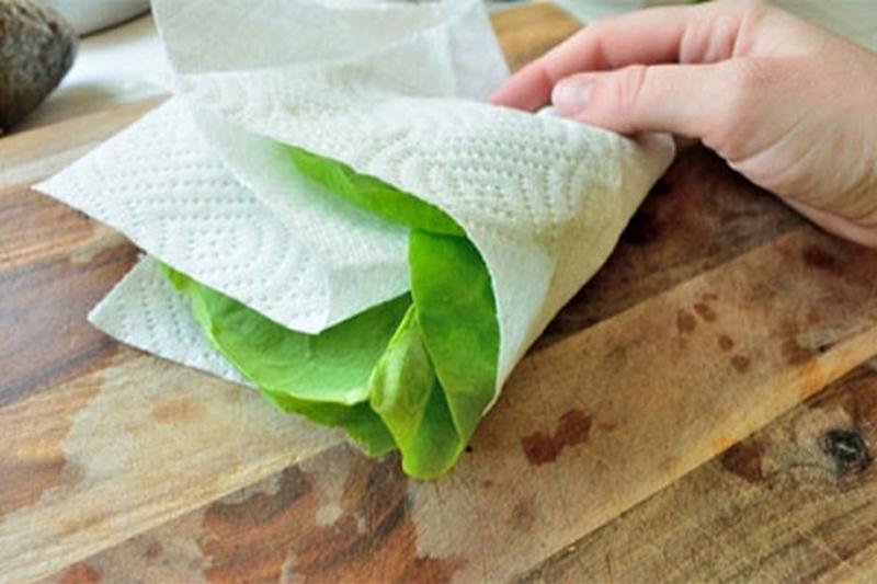 Sau khi ngâm rửa sạch, bạn vẫn nên dùng khăn sạch hoặc khăn giấy dùng trong nhà bếp, thấm hoặc lau khô các bụi bẩn bám bên ngoài chúng.
