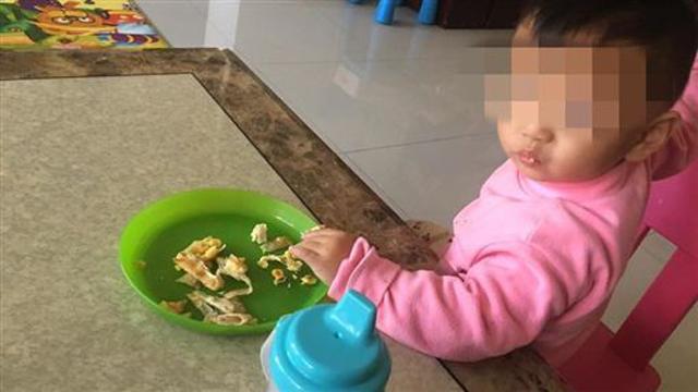 Bé trai 2 tuổi nặng 6kg bị bỏ đói đến chết, mẹ đẻ thản nhiên đi chơi cùng bạn trai - 2
