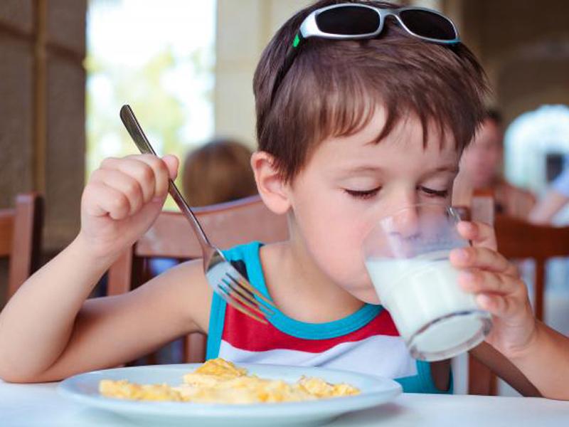 Buổi sáng, trước khi uống sữa, nên cho trẻ ăn một lượng tinh bột nhỏ như: 1 bát cháo nhỏ hoặc súp hoặc lát bánh mỳ hoặc các loại bánh quy là tốt nhất.
