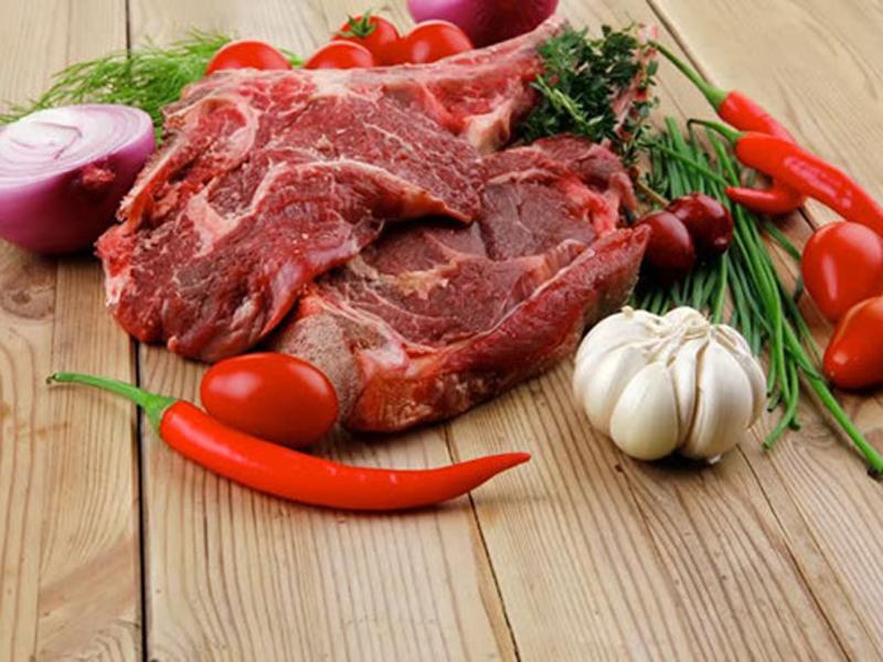Thịt đỏ rất phổ biến trong bữa cơm hàng ngày như thịt lợn, thịt bò. Tuy nhiên, ăn quá nhiều thịt đỏ làm tăng nguy cơ mắc ung thư ruột kết, ung thư đại tràng,…Các nhà khoa học khuyên cáo chỉ nên ăn khoảng 70g thịt đỏ mỗi ngày.
