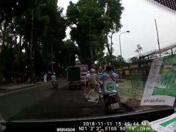 Áo dài bị cuốn vào bánh xe, nữ sinh bị hất văng xuống đường