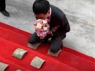Đến đón dâu, con rể "cười ra nước mắt" vì bị bố mẹ vợ bắt đập gạch bằng đầu gối