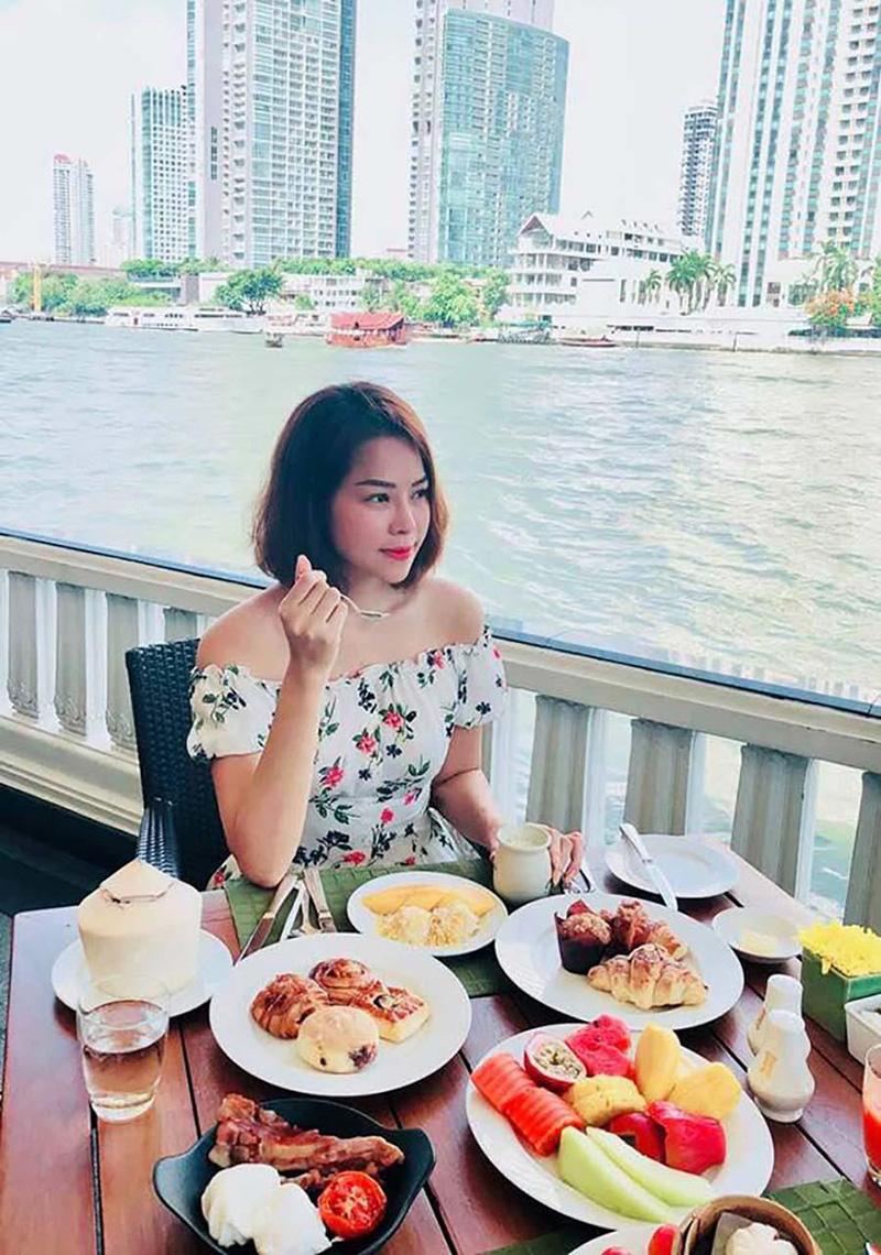 Đầu tháng 6, Lan Phương sớm thức giấc ở nơi xa, tại Mandarin Oriental, Bangkok, Thái Lan. Cô thưởng thức đồ ăn ngon bên nhà hàng ngay cạnh sông có view ngắm trọn vẹn thành phố.
