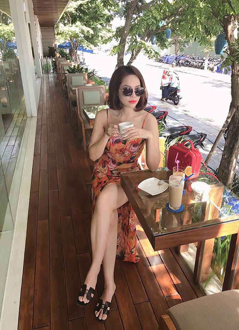 Tạo dáng sang chảnh khi đi uống cafe, Lan Phương chia sẻ cảm xúc: 'Bình yên cuối tuần tại biển Mỹ Khê, Đà Nẵng'.
