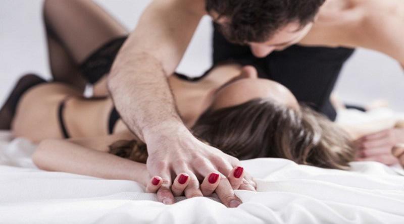 Nghiên cứu từ Đại học Scotland cho thấy những người có quan hệ tình dục 2 tuần 1 lần thường có khả năng xử lí các tình huống căng thẳng kém hơn.
