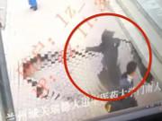 Clip Eva - Kinh hoàng cảnh hố tử thần bất ngờ "nuốt chửng" người phụ nữ đi bộ trên vỉa hè