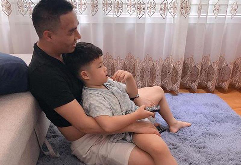 Trên Facebook của Hoàng Linh, cô chia sẻ rất nhiều khoảnh khắc ấm áp khi ông xã chăm chút, lo lắng cho con riêng của vợ, khiến nhiều người ngưỡng mộ. 
