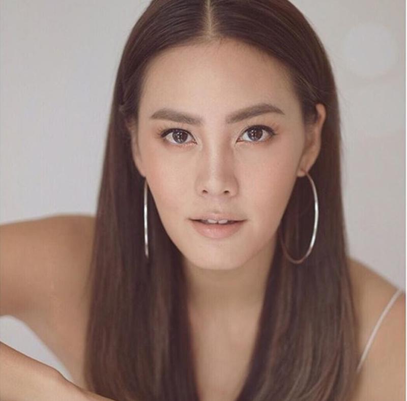 Janie Tienphosuwan sinh năm 1981 tại Los Angeles, California. Sau khi bố mẹ ly hôn, người đẹp cùng mẹ và em gái trở về Thái Lan. Vẻ đẹp lai quyến rũ của Janie Tienphosuwan khiến cô nhanh chóng lọt vào mắt xanh của nhiều đạo diễn.
