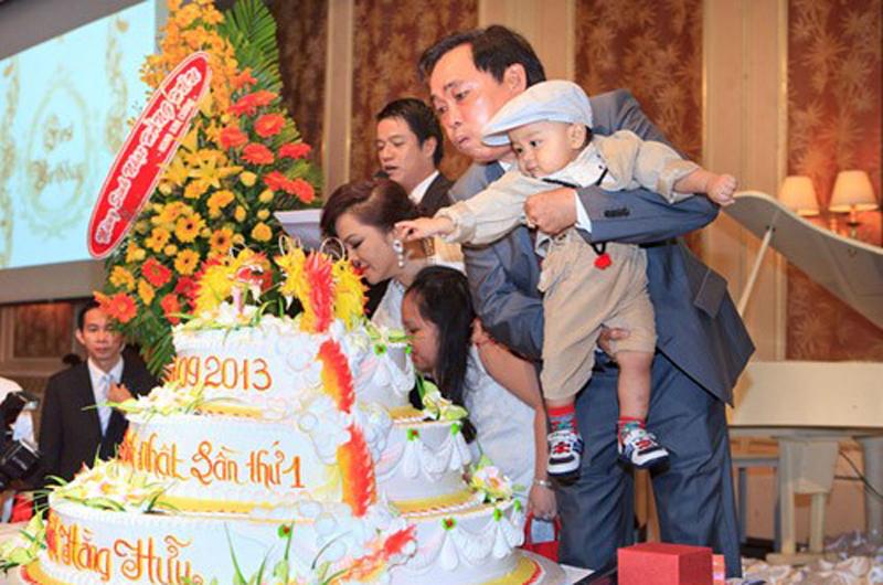 Ngày 21/9/2013, tại lễ thôi nôi của Huỳnh Hằng Hữu, ông Dũng và bà Hằng chính thức tuyên bố trao khối tài sản khổng lồ của mình cho con.
