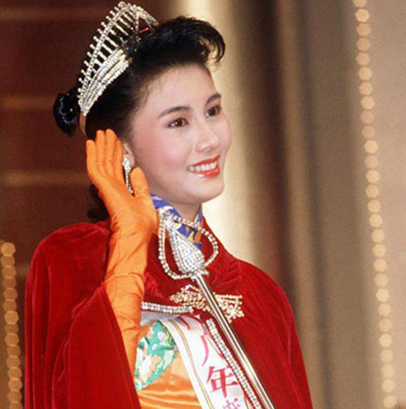 Lý Gia Hân sinh năm 1970, cô được ca ngợi là Hoa hậu đẹp nhất Hong Kong. Cô mang hai dòng dòng máu Bồ Đào Nha - Trung Quốc. Ở tuổi 18, cuộc đời cô bước sang trang mới khi đăng quang Hoa hậu.
