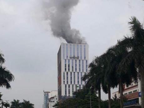Building Hoàng Quốc Việt cháy lớn, xe cứu hỏa nối đuôi nhau tại hiện trường