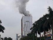 Clip Eva - Building Hoàng Quốc Việt cháy lớn, xe cứu hỏa nối đuôi nhau tại hiện trường