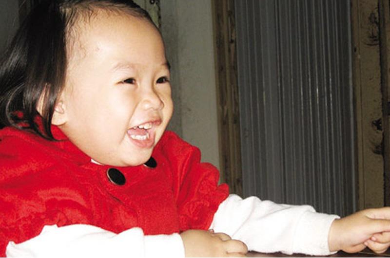 Hơn 2 tuổi, Uyên có vóc dáng như em bé 4 tuổi, rất chững chạc, bé cao gần 1,1m, nặng trên 15kg.
