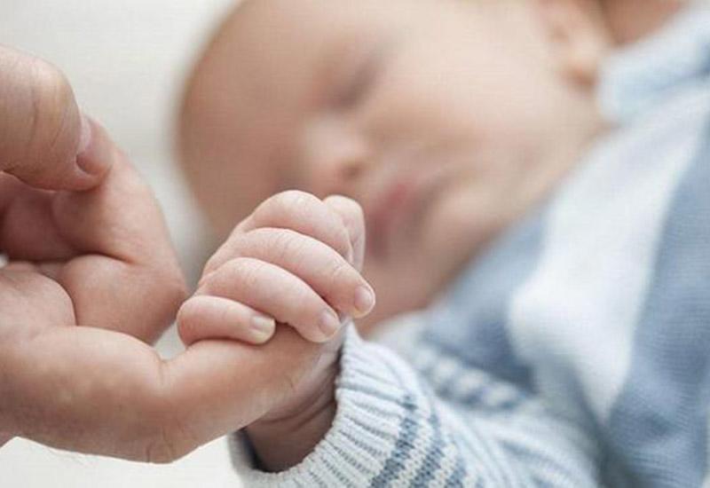 Mặt khác những em bé này cũng cho thấy sự phát triển trong não bộ khi đã biết điều khiển tay để cầm nắm.
