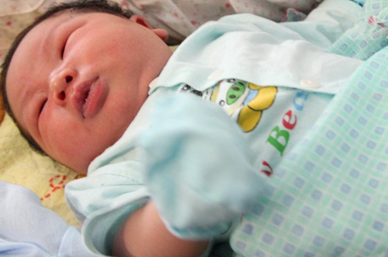 Sáng 14/10/2017, chị Nguyễn Kim Liên (Vĩnh Tường, Vĩnh Phúc) hạ sinh một bé trai nặng 7,1kg bằng phương pháp sinh mổ tại Trung tâm Y tế huyện Vĩnh Tường.
