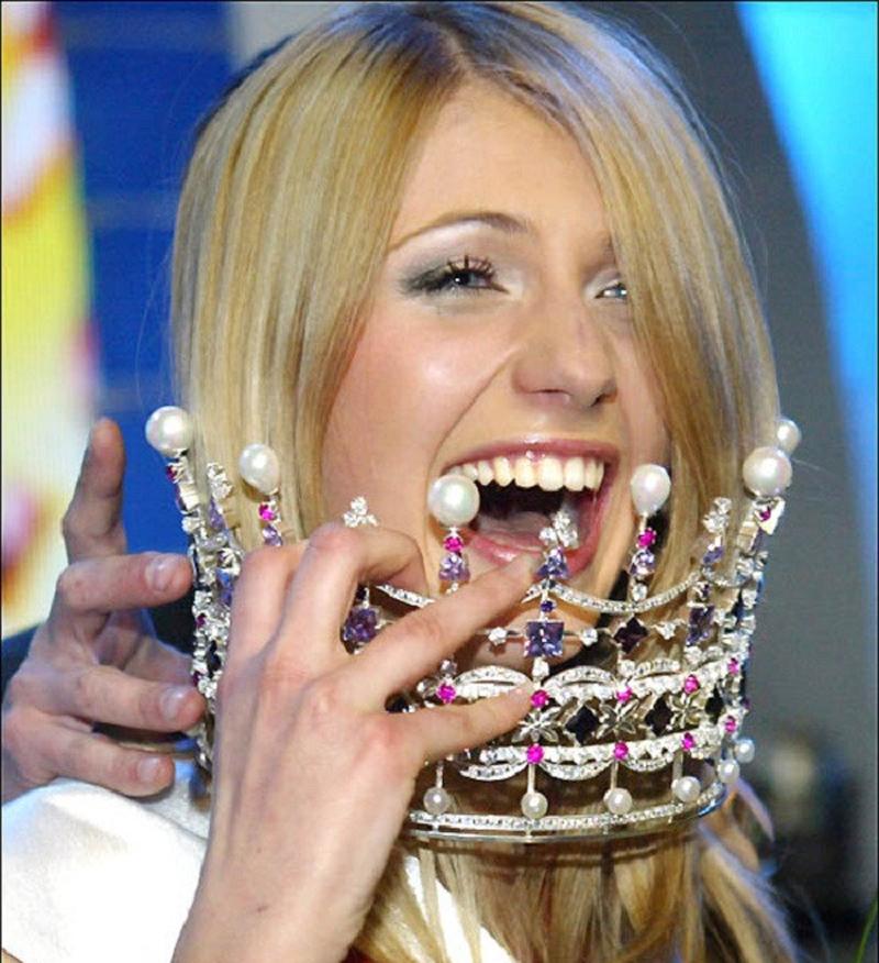 Hoa hậu Ukraine 2005 vẫn cười hết nấc dù không biết sau đó lấy vương miện ra khỏi cổ kiểu gì!
