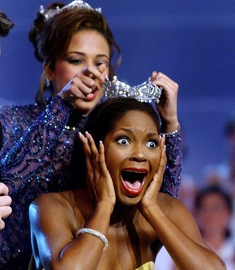 Trợn mắt, tăng động và hài hước là hình ảnh khó đỡ của Hoa hậu Mỹ 2004 Ericka Dunlap khi nhận vương miện. Cô nàng có khả năng biểu cả đa dạng đến vậy chắc cũng có khả năng trở thành diễn viên.
