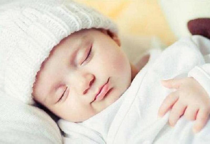 Những em bé sơ sinh khi ngủ nhưng vành môi vẫn vô thức hướng lên trên, tựa như cười trong một giấc mơ ngọt ngào.

