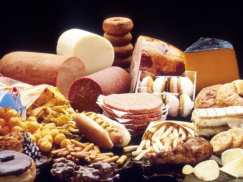 Ăn quá nhiều thực phẩm giàu chất béo sẽ gây kích thích co thắt đường tiêu hóa, làm chậm quá trình tiêu hóa và di chuyển thức ăn trong dạ dày, từ đó làm tăng táo bón.
