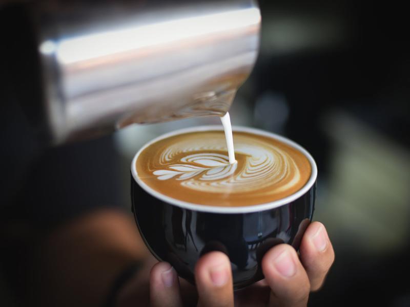 Caffeine trong cà phê có thể khiến dạ dày sản xuất axit quá mức, dễ gây viêm loét và những cơn đau trầm trọng hơn.
