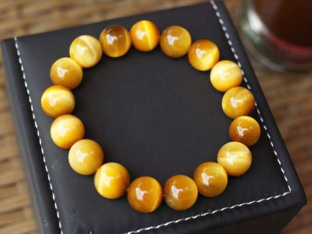 Chọn vòng tay phong thủy đúng chuẩn, sáng đeo tối tiền vào như thác