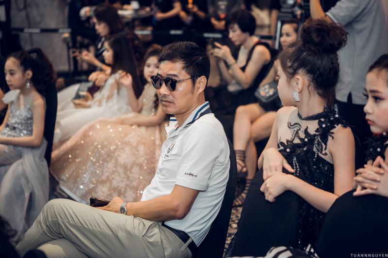 Mới đây, cựu danh thủ Nguyễn Hồng Sơn khiến nhiều người bất ngờ khi nhận ra anh ở ghế khán giả một chương trình thời trang “nhí”.
