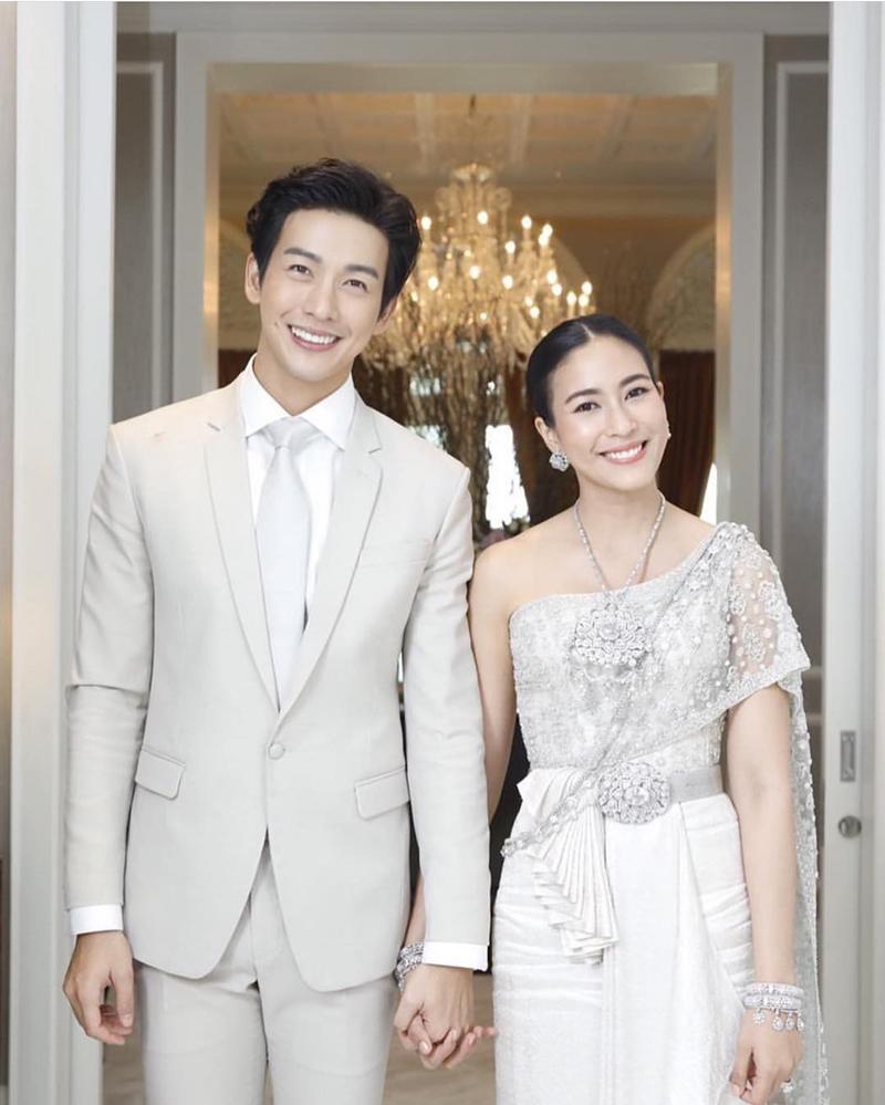 Hôm qua (ngày 16/11), đám cưới của cặp đôi quyền lực nhất làng giải trí Thái Lan Push Puttichai và Jooy Warutaya Nilakhuha đã chính thức được tổ chức. Đây là đám cưới hoành tráng và sang trọng.

