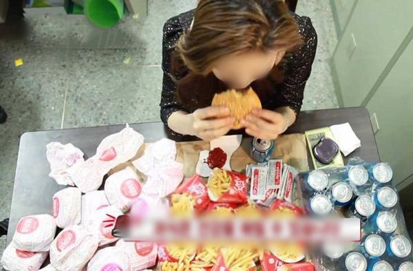 co gai tre lien tuc them an, bs noi ca doi phai dung thuoc vi thoi quen xau buoi sang - 1