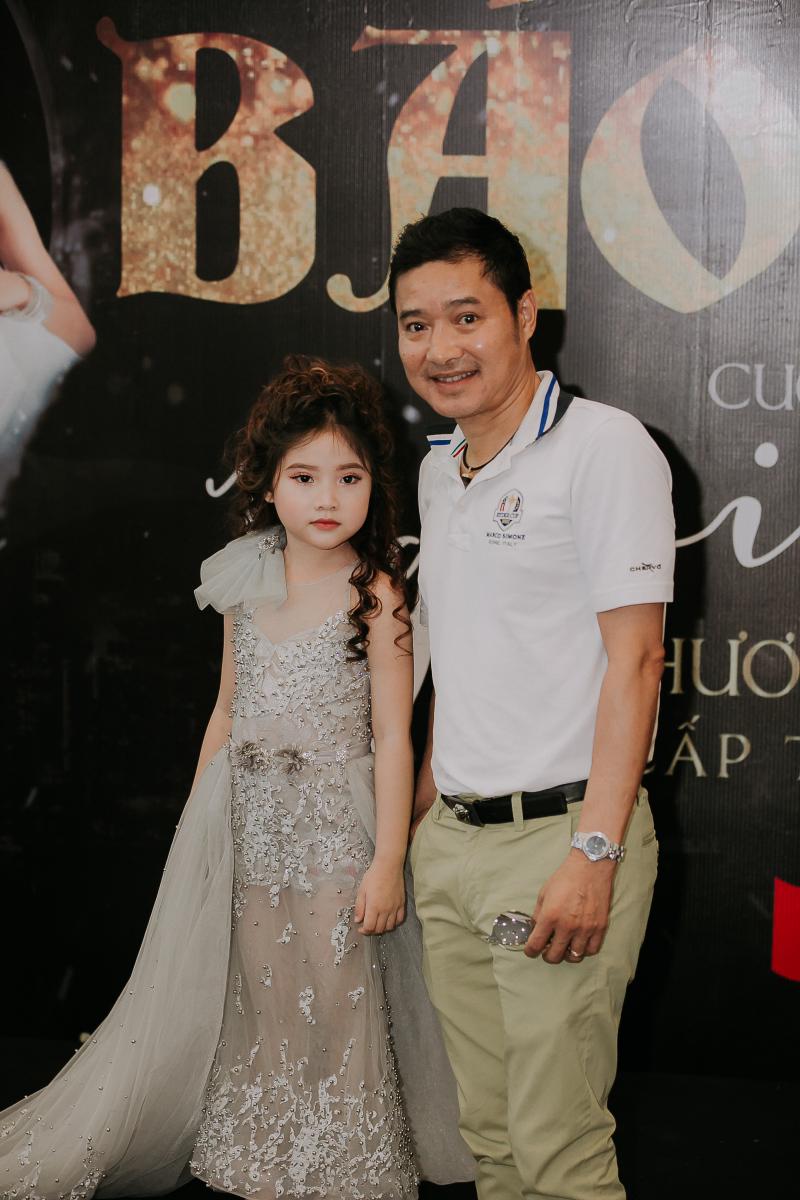 Hồng Sơn cho biết Khánh Vân sinh năm 2013, là con gái út. Con trai lớn của anh đã học lớp 10, con gái thứ 2 học lớp 8. 
