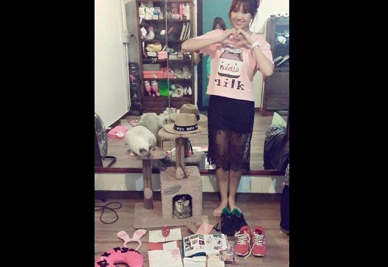 Trước khi làm bà xã Trấn Thành, Hari Won có thói quen thích trưng bày đồ ra khắp phòng và đứng chụp ảnh "tự sướng" như thế này.
