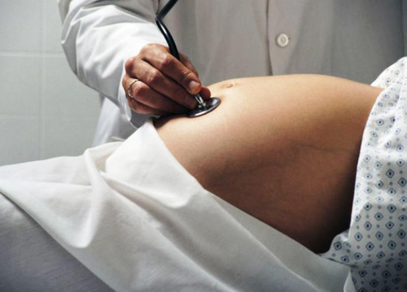 Sự việc hy hữu này xảy ra khi một phụ nữ 37 tuổi ở Cabo Frio, đông nam Brazil đã tới bệnh viện phụ sản của thành phố với một chiếc bụng to nặng nề và bằng chứng rằng cô đã thăm khám trước sinh và đang mang bầu ở tuần thứ 41.
