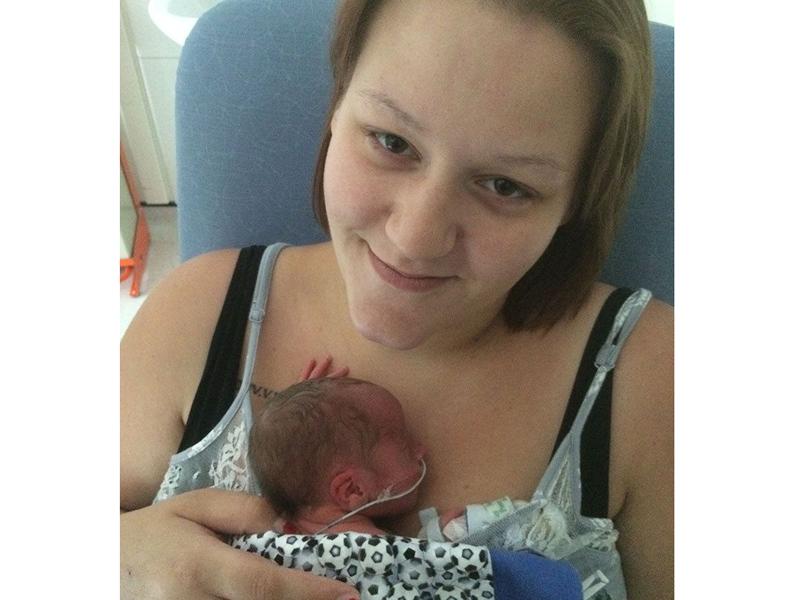 Theo đó, bà mẹ người Anh có tên là Hughes, 21 tuổi, đã trải qua ca sinh kỳ lạ hồi tháng 7 năm 2015. Chị có một thai kỳ hoàn toàn bình thường nhưng đến khi đi đẻ thì lại đau đẻ rất lâu mà vẫn không thể sinh thành công.

