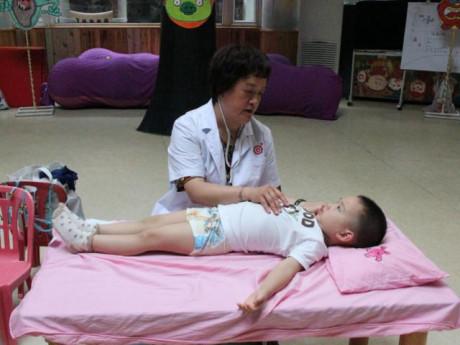 Con lùn nhất lớp, đi khám bác sĩ mắng té tát “Đừng đánh thức trẻ trước giờ này buổi sáng”