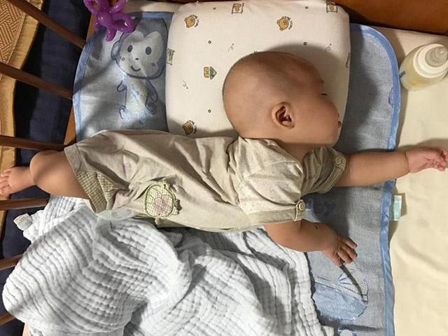 Trẻ sơ sinh tư thế ngủ kỳ lạ, 6 loại là thông minh bẩm sinh, loại thứ 4 là bệnh