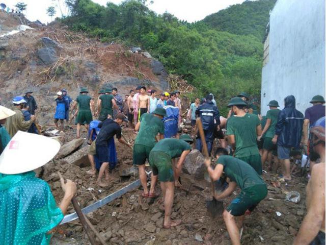 Sạt lở kinh hoàng ở Nha Trang, ít nhất 12 người thiệt mạng