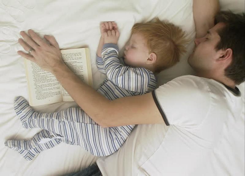 Những em bé có tư thế ngủ giống hệt bố có liên quan đến gen và DNA.
