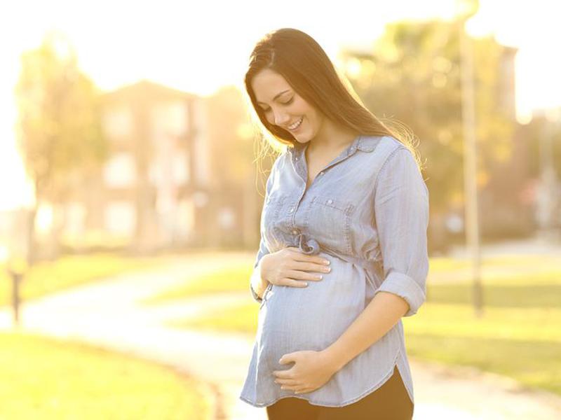 Trong khi mang thai, cảm xúc của người mẹ cũng ảnh hưởng không nhỏ đến em bé trong bụng. Nếu tâm trạng của mẹ bình yên, lạc quan thì em bé cũng phát triển lành mạnh hơn.
