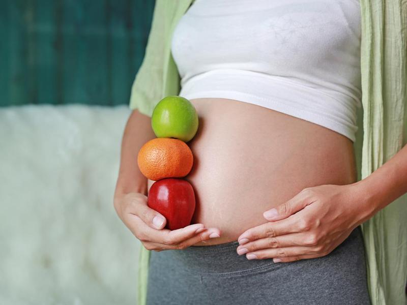 Chúng ta đều biết chế độ dinh dưỡng khi mang bầu rất quan trọng, tất cả dinh dưỡng đến từ người mẹ đều thông qua dây rốn để đến với thai nhi. Các dinh dưỡng này được lưu trữ như một kho báu giúp bé phát triển trong suốt thai kỳ.
