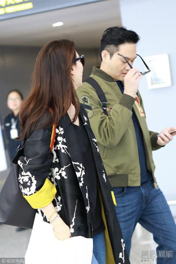 dang duoc nguong mo nhat cbiz, vo chong vien vinh nghi bat ngo to tieng cai nhau o san bay - 1