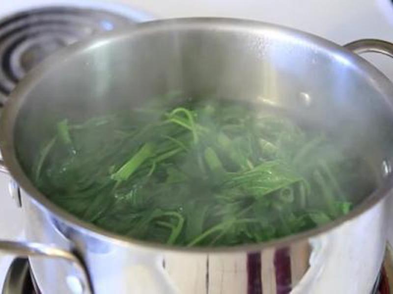 Các loại rau lá xanh và một số rau củ khác khi nấu quá lâu có thể biến chất, gây hại cho sức khỏe. Chất nitrate có trong rau xanh khá tốt cho sức khỏe sẽ chuyển thành nitrit nitrat khi nấu quá lâu, dễ gây ngộ độc.

