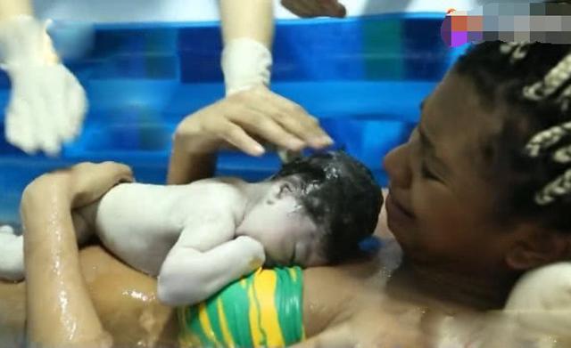 Vợ da đen sinh con trắng nõn, anh chồng đẹp trai bất ngờ cởi áo quỳ sụp xuống đất - 2