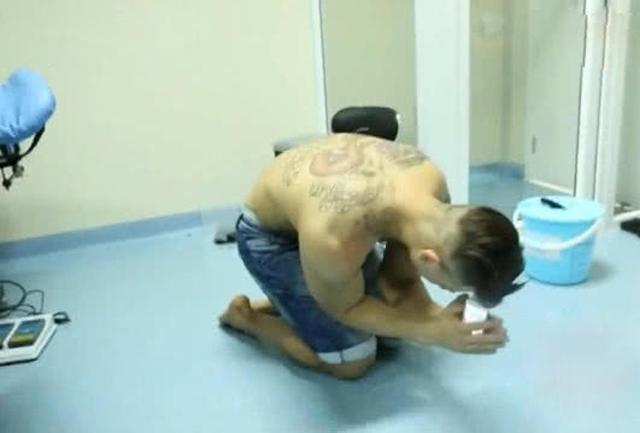 Vợ da đen sinh con trắng nõn, anh chồng đẹp trai bất ngờ cởi áo quỳ sụp xuống đất - 3