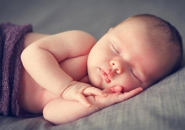 Vợ da đen sinh con trắng nõn, anh chồng đẹp trai bất ngờ cởi áo quỳ sụp xuống đất - 4